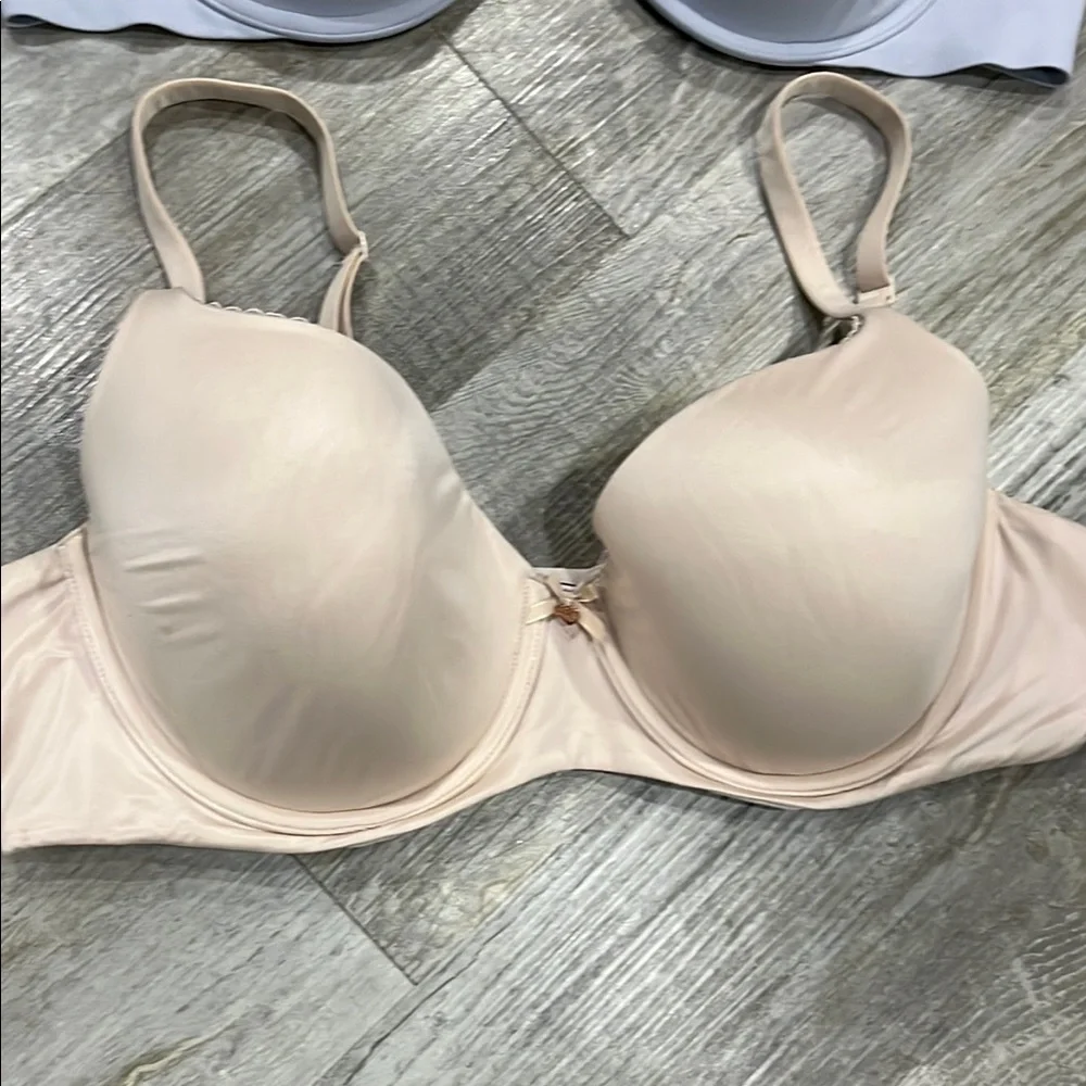 Victoria’s Secret bra‎ Women's Intimates Underwire Bra Set - Gray and Cream 40C